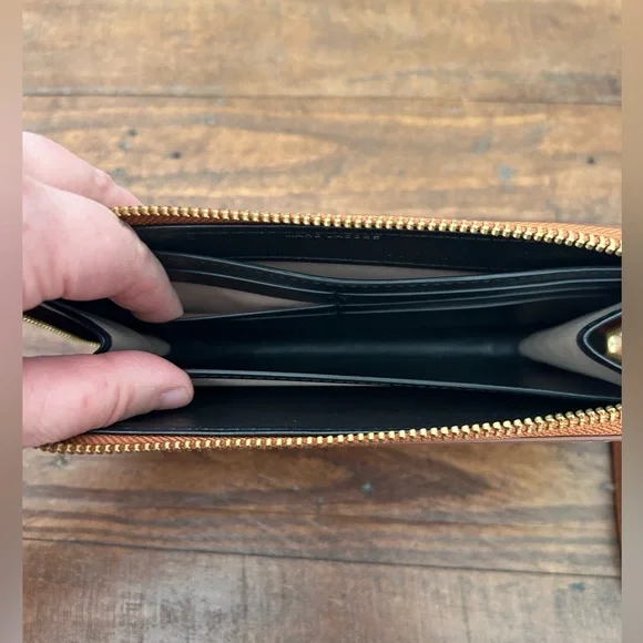 Marc Jacobs Tan Leather Zip Around Wallet/Wristlet Organizer. - Picture 6 of 11